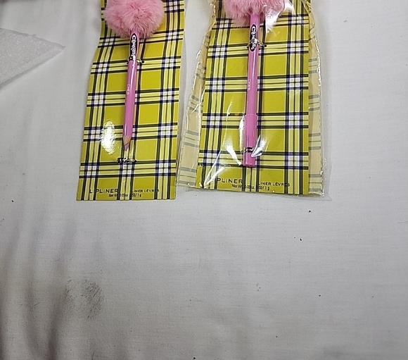 Makeup Revolution Pink Pom Pom Lip Liner - Picture 2 of 6